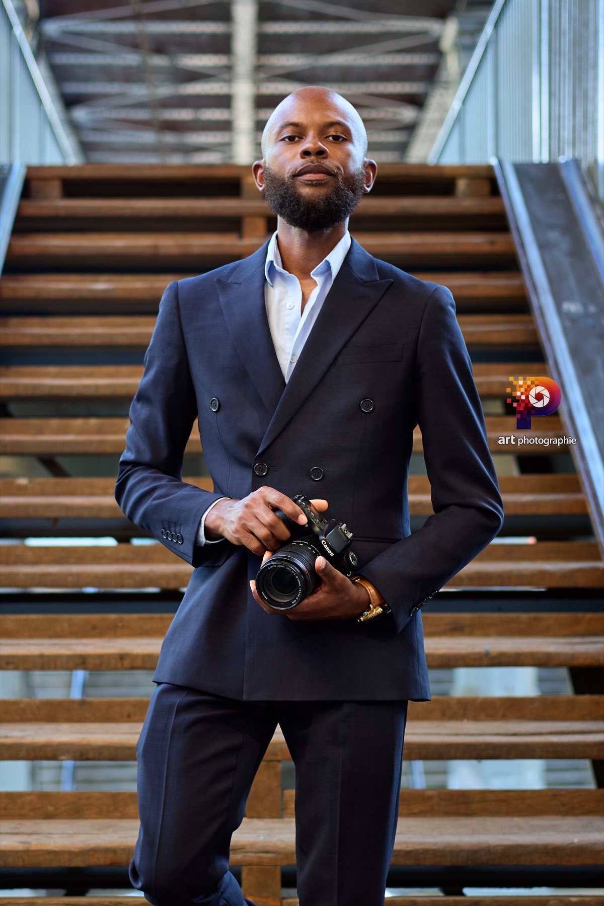 Julio, photographe de P Art Photographie, tenant son appareil photo